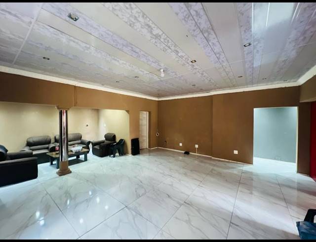 5 BEDROOM HOUSE FOR SALE IN LENASIA EXT 1